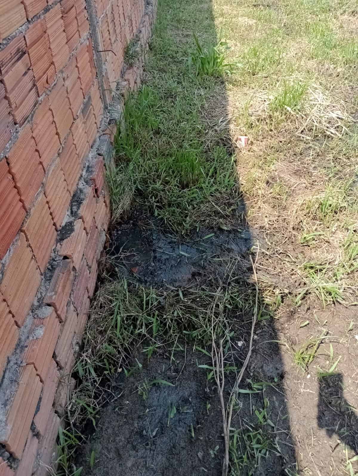 Esgoto à céu aberto e desperdício de água afetam bairro há 8 meses, diz denúncia