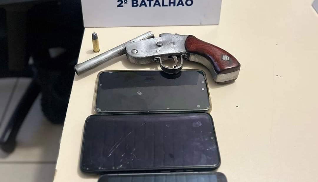 Polícia Militar prende dupla com arma de fogo no Belo Jardim II