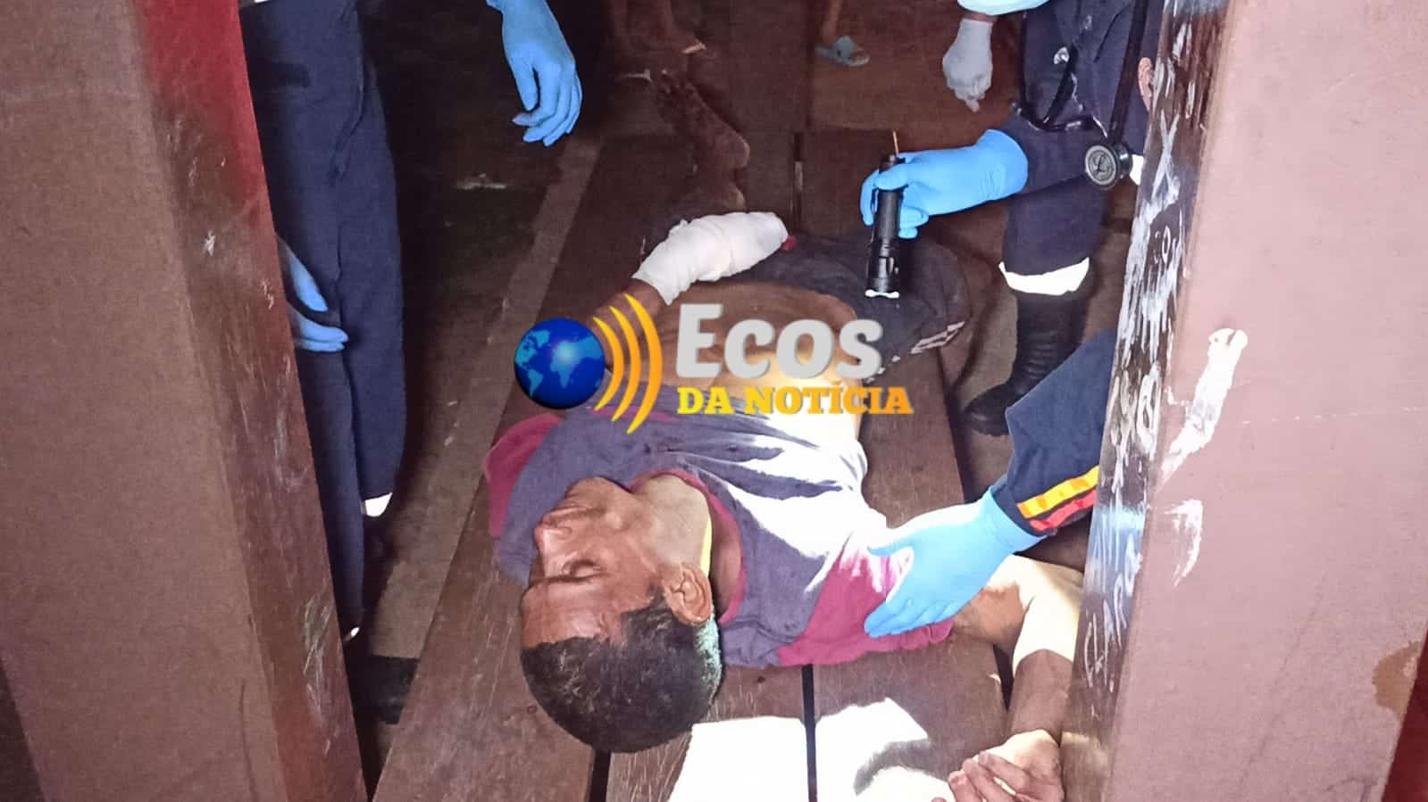 Homem embriagado dorme sangrando em ponto de ônibus na Capital