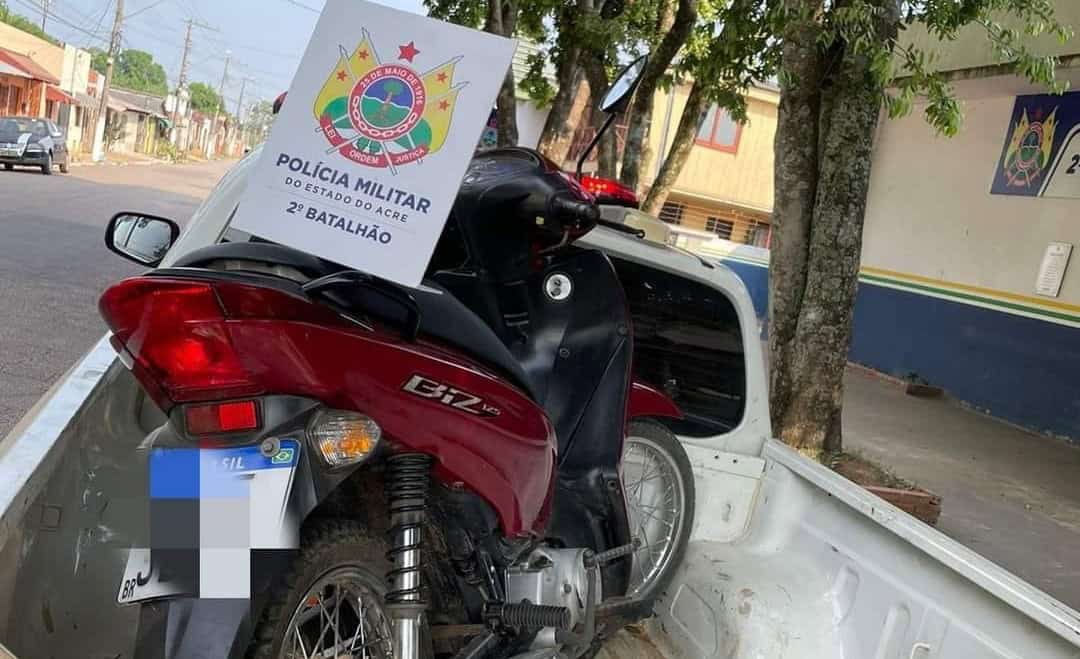 Polícia Militar recupera moto roubada na Amadeu Barbosa
