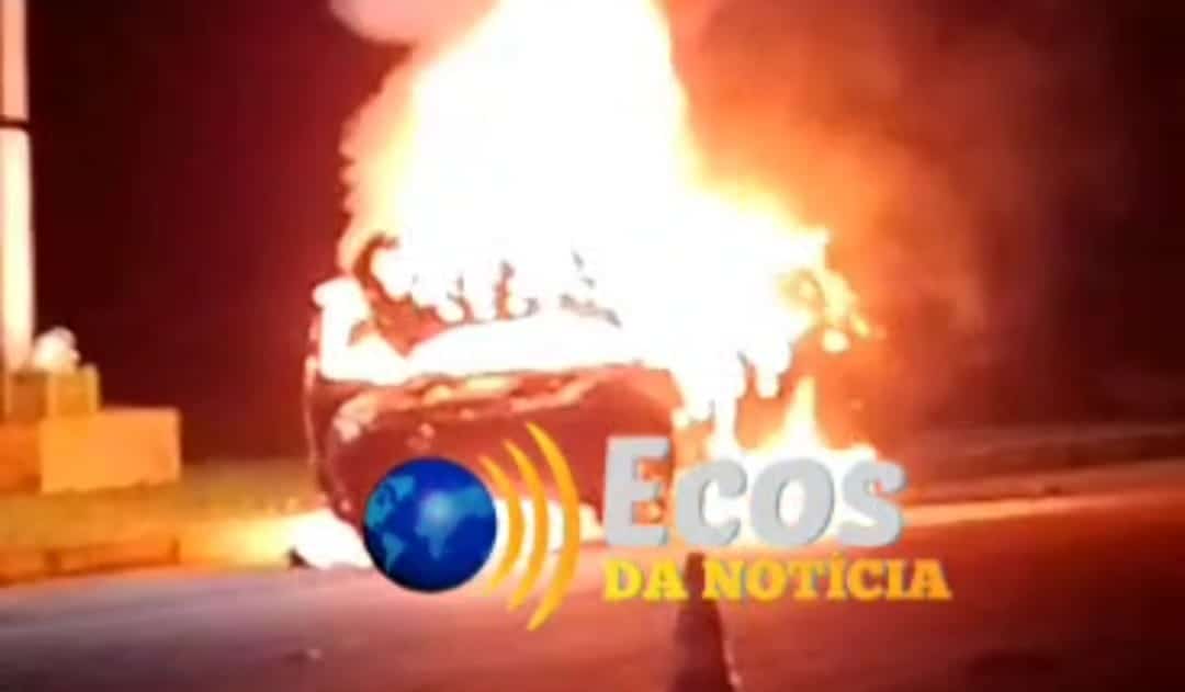 Veículo é destruído pelo fogo após pane elétrica no Segundo Distrito da capital