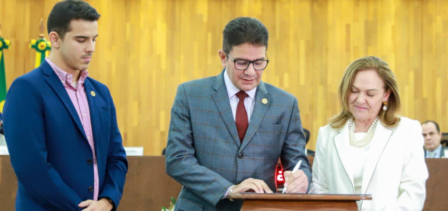 Gladson Cameli assina ordens de serviço e participa de aula magna no TJ do Acre