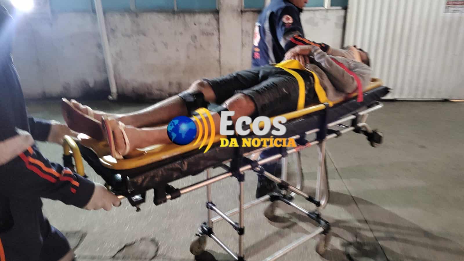 Motociclista colide fortemente contra muro após desviar carro que invadiu contramão