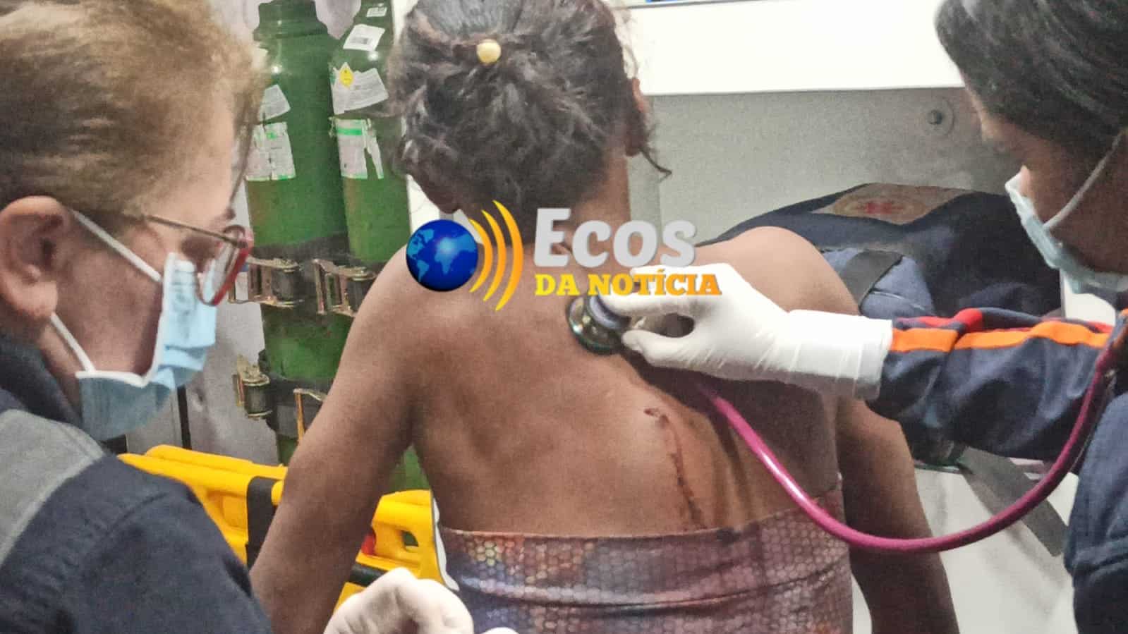 Discussão por causa de cigarro termina com mulher ferida com facada nas costas