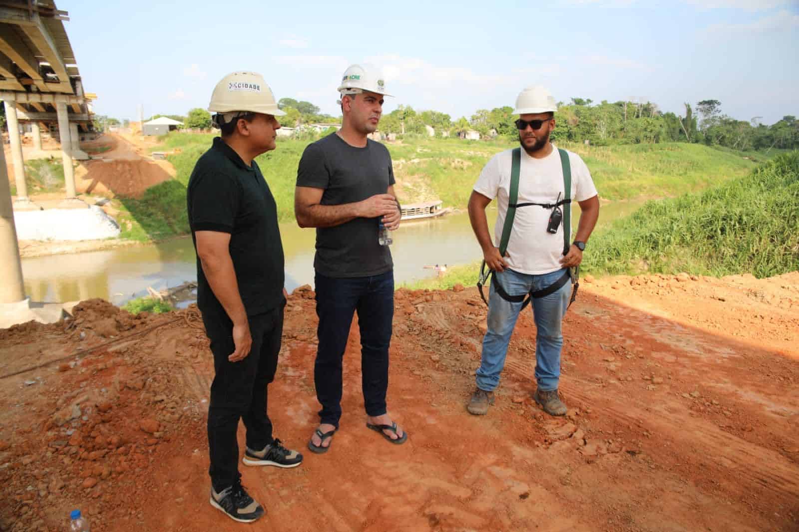 “ Uma nova história “, diz Nicolau ao visitar obras da ponte em Sena Madureira