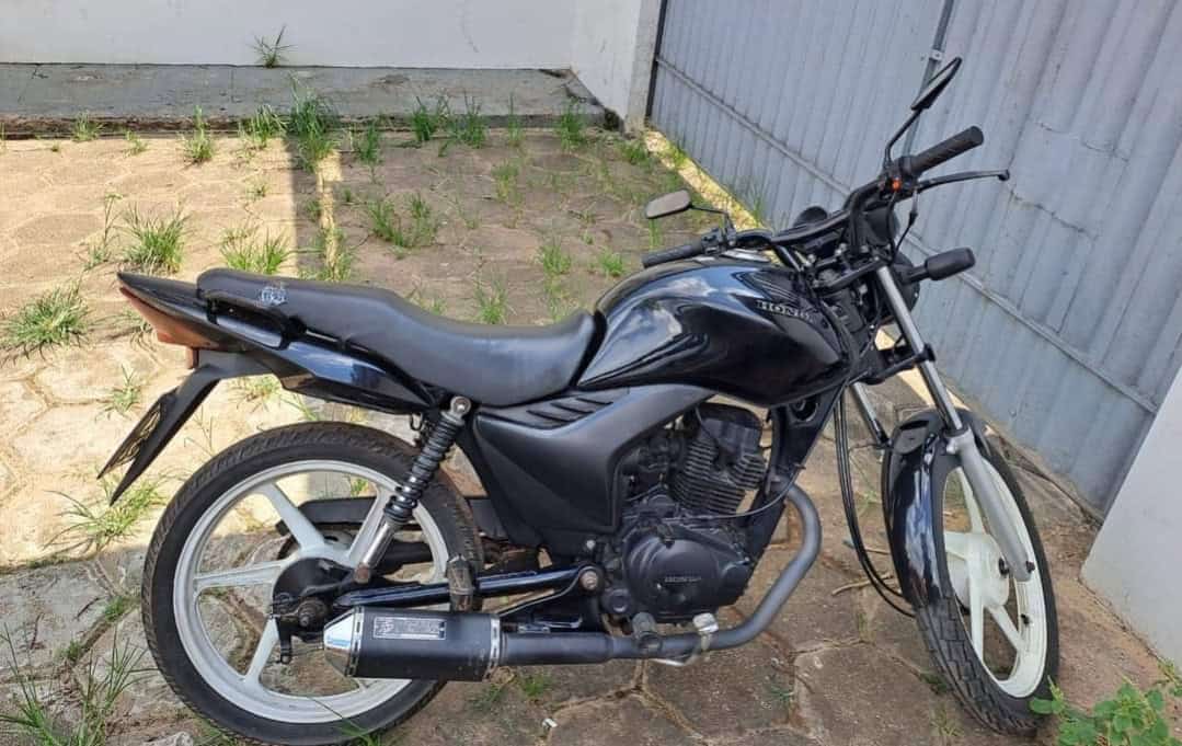 Militares apreendem motocicleta com restrição de roubo na Sobral