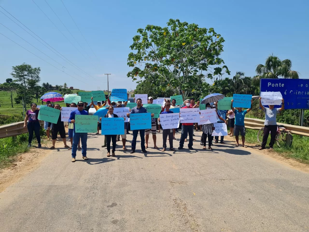 Produtores fecham a BR-364 em Feijó para exigir licença ambiental do IMAC