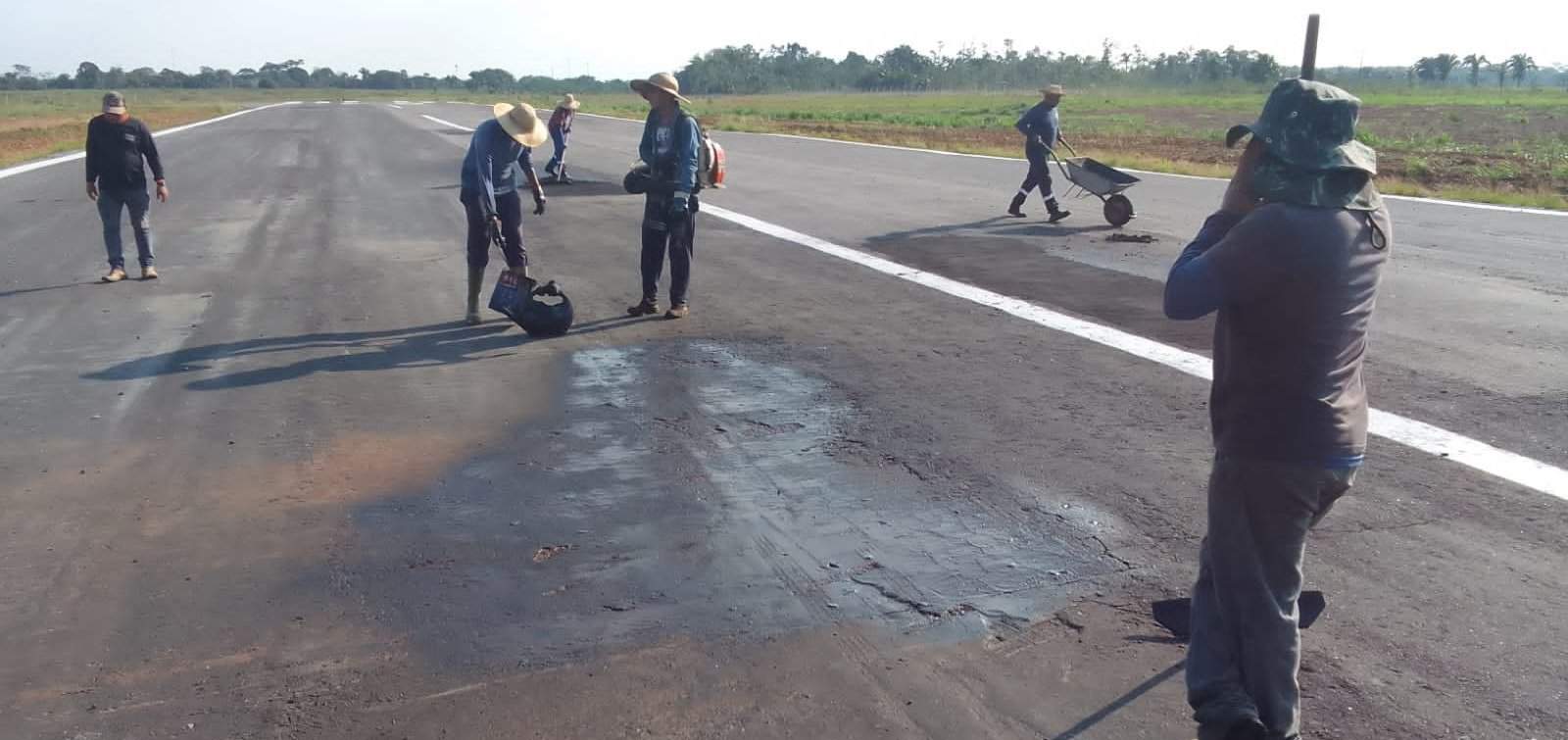 Deracre executa manutenção na pista de pouso no aeródromo do município de Feijó
