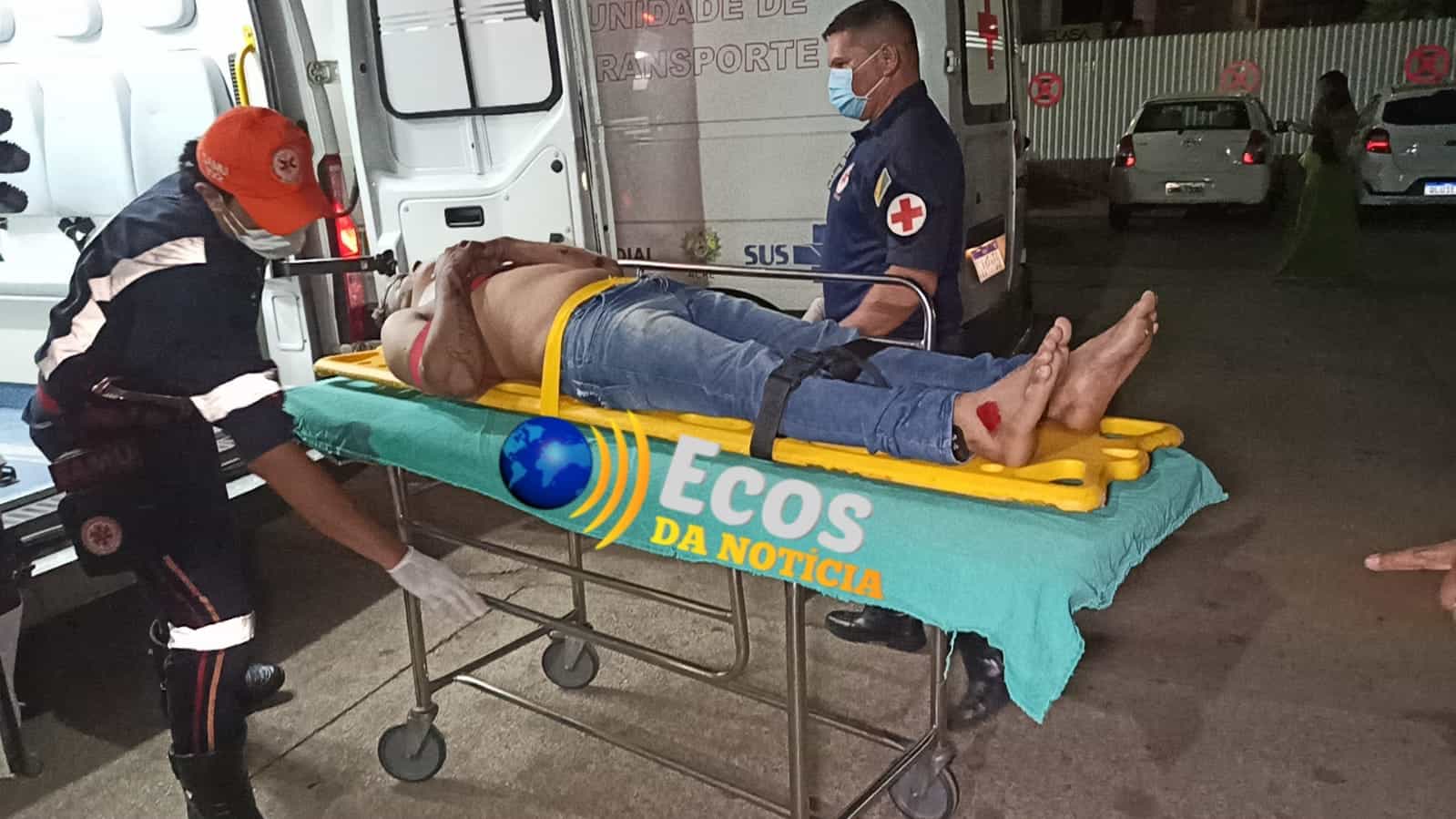 Acidente entre carro e motocicleta deixa casal ferido em cruzamento no bairro Bosque, em Rio Branco