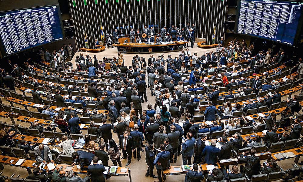 Plenário da Câmara aprova, em votação simbólica, suspensão de decreto sobre sigilo de documentos.