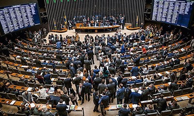 Plenário da Câmara aprova, em votação simbólica, suspensão de decreto sobre sigilo de documentos.