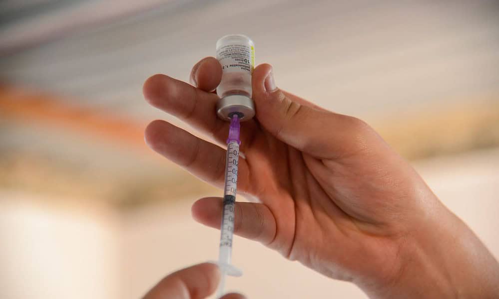 _dsc8419_0 Rio de Janeiro (RJ), 21/08/2023 – O técnico em enfermagem, João Victor Pinho durante visita a paciente com vacinação em atraso, em Irajá, na zona norte da capital fluminense. Foto: Tomaz Silva/Agência Brasil