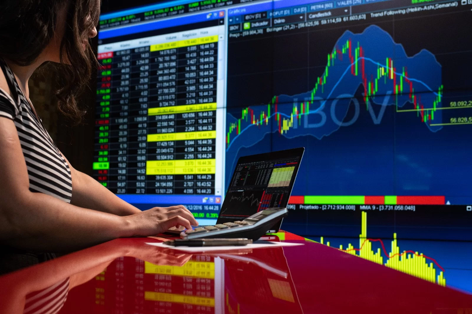 Bolsa cai puxada por Petrobras e Vale ; dólar fica no zero a zero