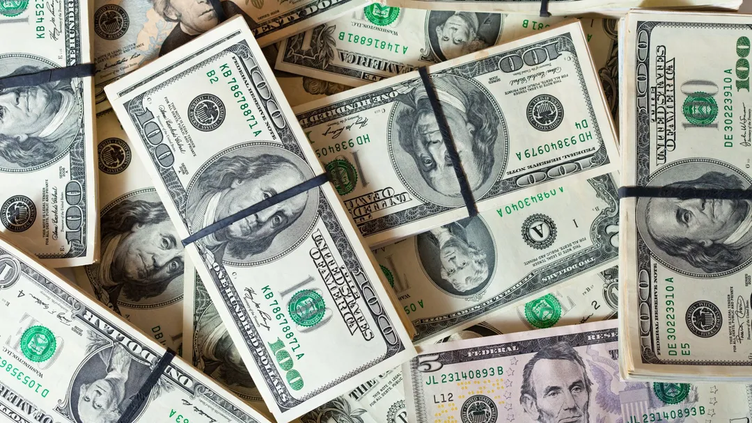 Dólar e Ibovespa fecham em leve queda enquanto mercado ainda digere juros local