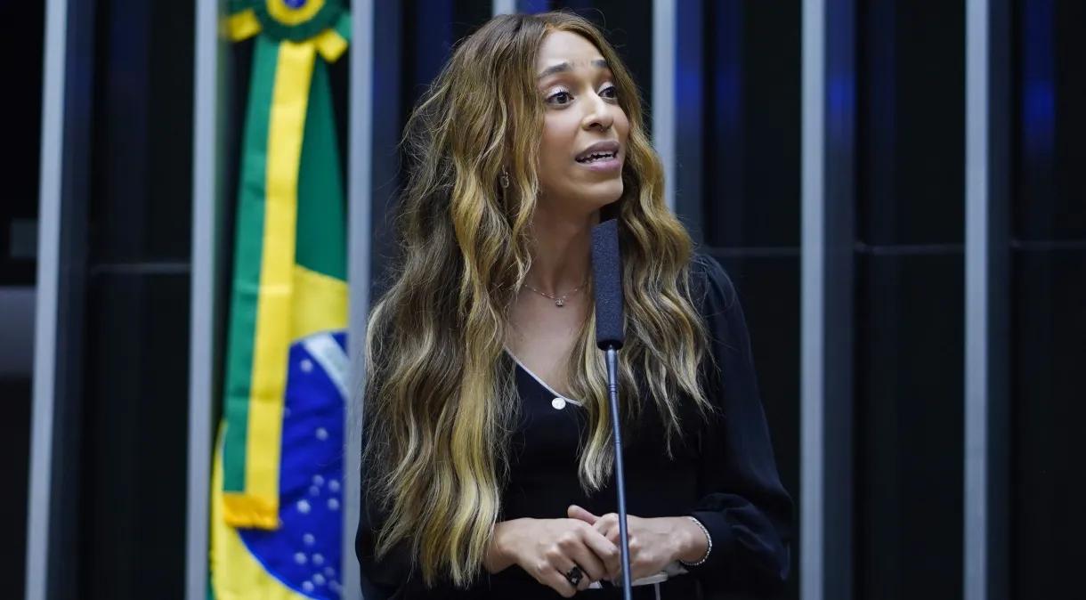 Erika Hilton pede indenização de R$ 3 mi a parlamentar acusado de transfobia