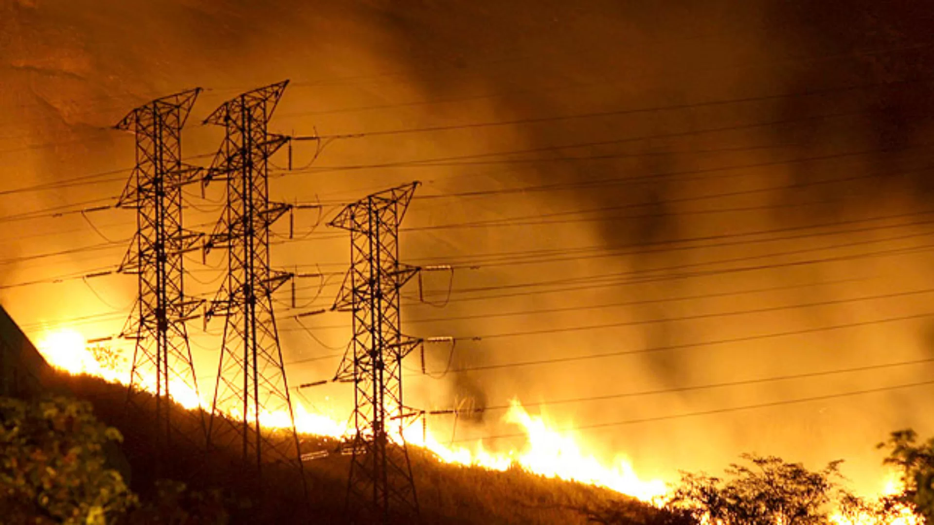 Queimadas afetam rede elétrica e já deixaram quase 400 consumidores sem luz no Acre
