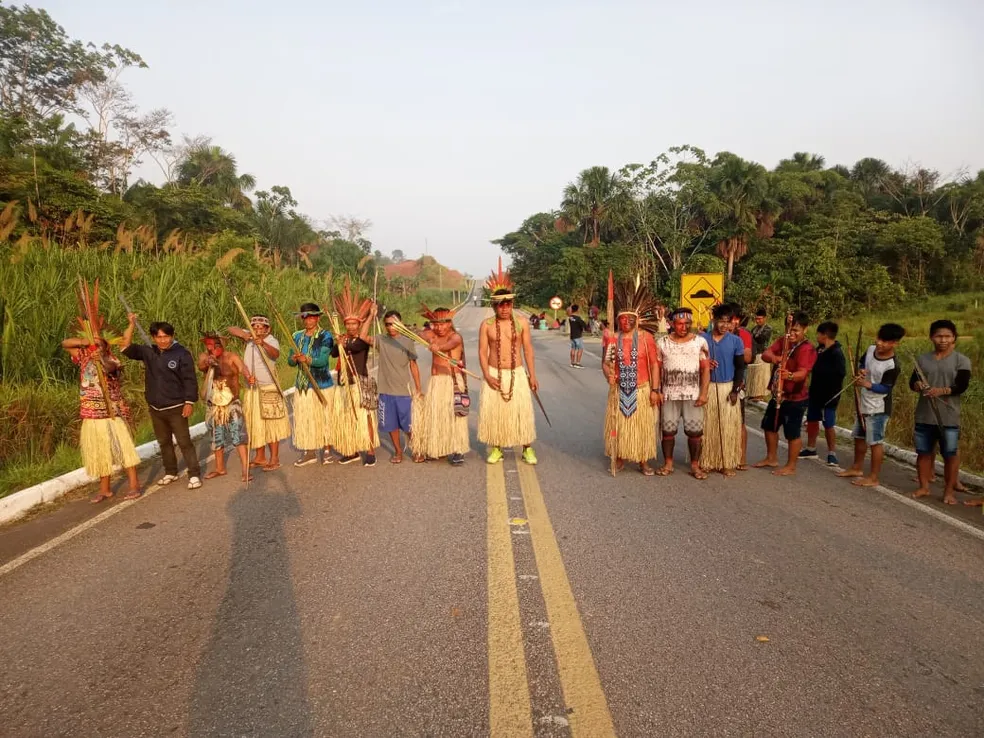 Índios no bloqueio da BR-364, no Acre - Foto: Arquivo Pessoa