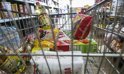 Alimentos / Supermercado  - 05-03-2018 - Produtos mais consumidos em um supermercado. Na foto, carrinho de supermercado com frutas, verduras e produtos de uso diário.