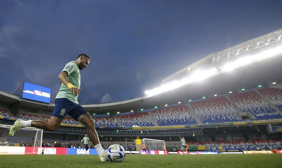 De técnico novo, seleção brasileira estreia nas Eliminatórias para a Copa do Mundo de 2026