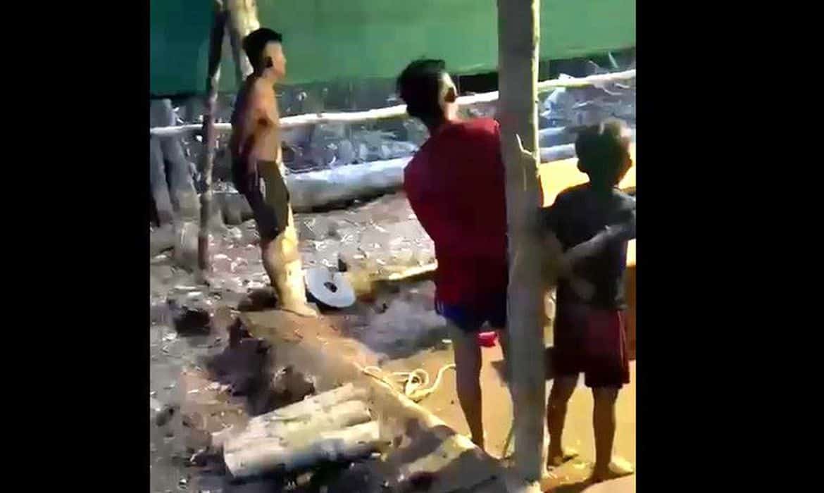 Entidades denunciam garimpeiros que teriam amarrado crianças yanomami em tronco