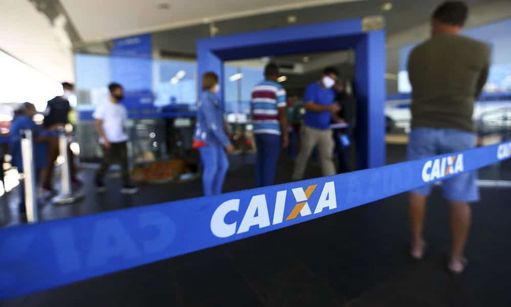Fila para entrada em agência da Caixa, em Brasília. Fila para entrada em agência da Caixa, em Brasília.