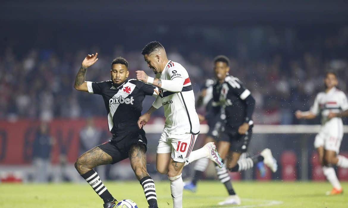 Tentando se afastar do Z4, Vasco recebe o São Paulo em São Januário neste sábado
