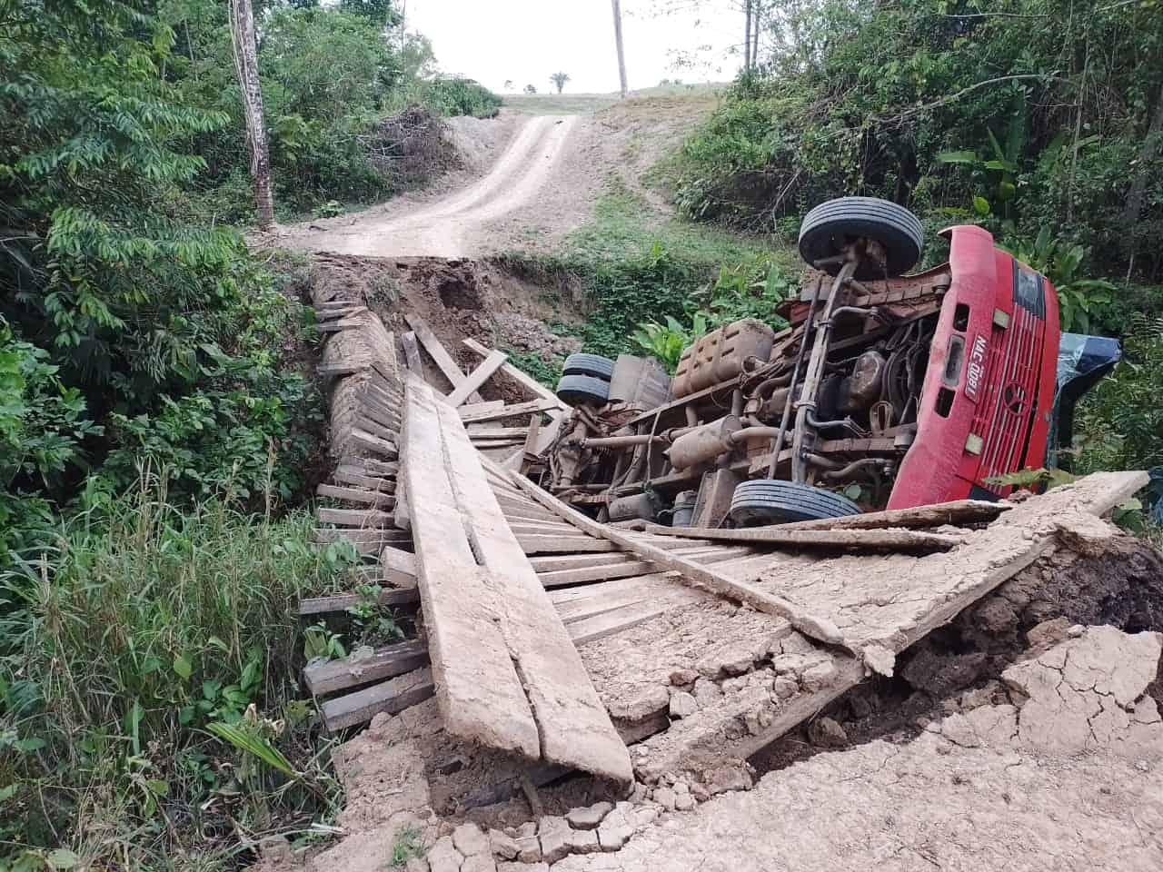 Ponte não suporta o peso de caminhão e desaba em Feijó