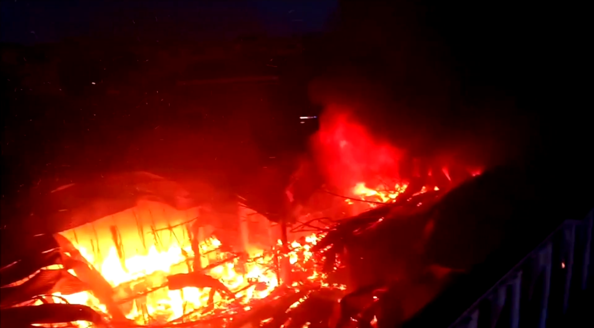 Incêndio em boate deixa treze mortos na Espanha; bombeiros procuram vítimas