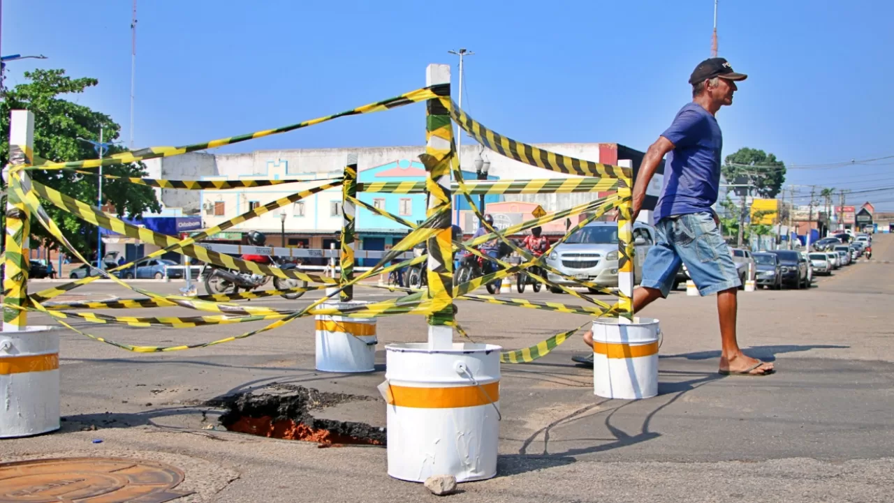 Há 2 semanas, buraco em avenida atrapalha o trânsito no Centro de Rio Branco