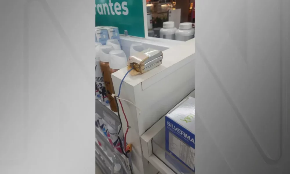 O-local-foi-isolado-e-o-esquadrao-antibomba-chamado O-local-foi-isolado-e-o-esquadrao-antibomba-chamado