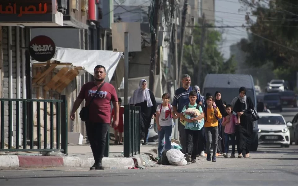 Pessoas-fogem-da-Cidade-de-Gaza-depois-de-ordem-dada-pelas-Forcas-de-Defesa-de-Israel Pessoas-fogem-da-Cidade-de-Gaza-depois-de-ordem-dada-pelas-Forcas-de-Defesa-de-Israel