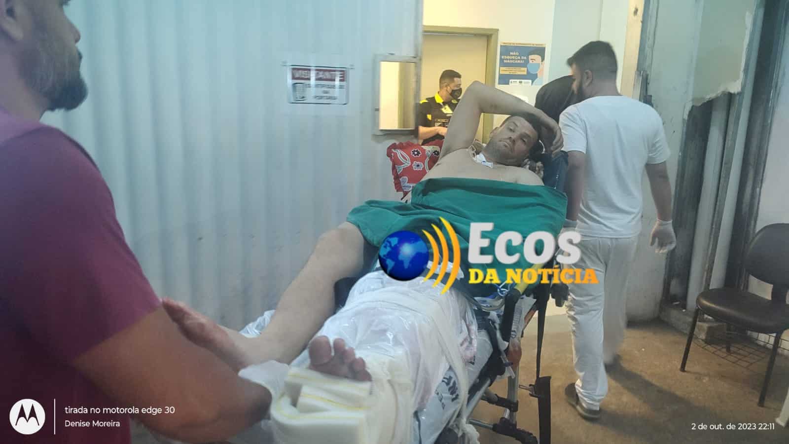 Homem sofre acidente de moto, após bater em transporte escolar