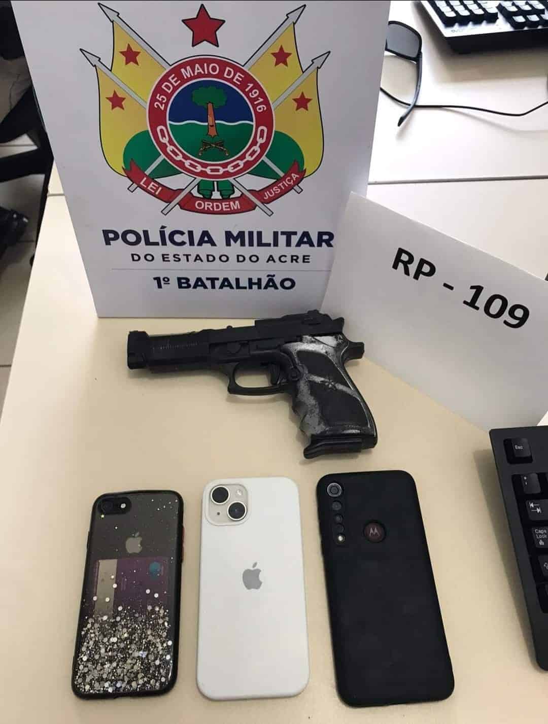 Polícia Militar prende dupla com simulacro e celulares roubados