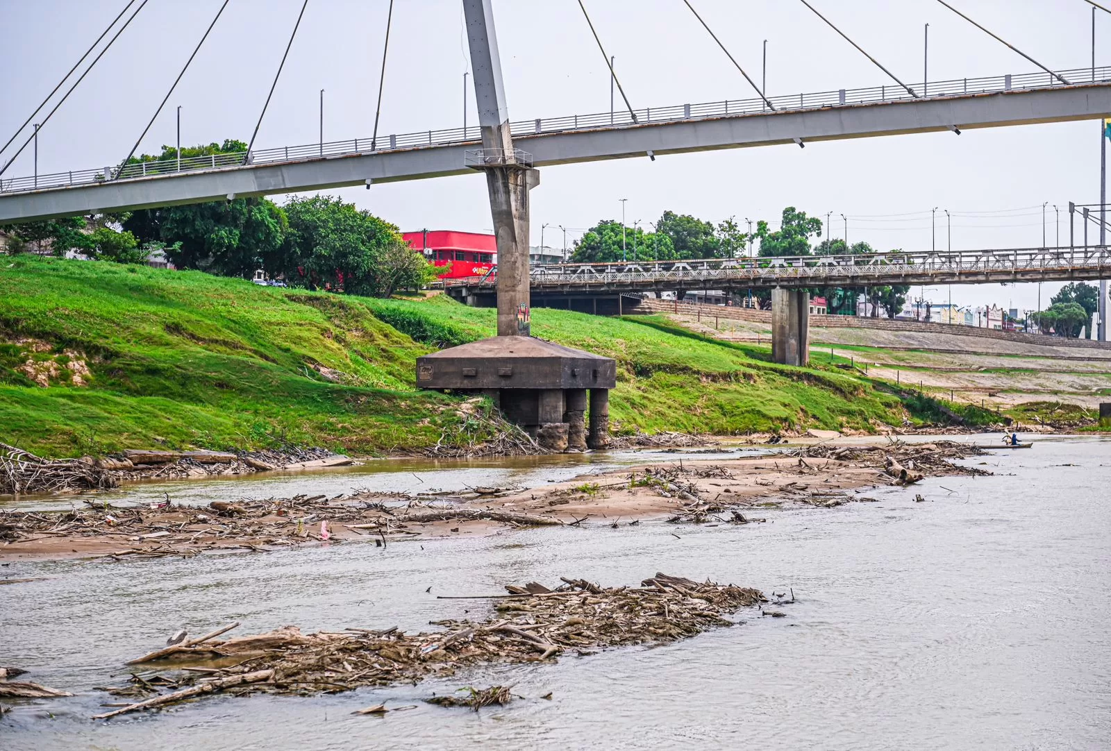 Seca assola 12 bairros de Rio Branco em meio à estiagem severa na Amazônia