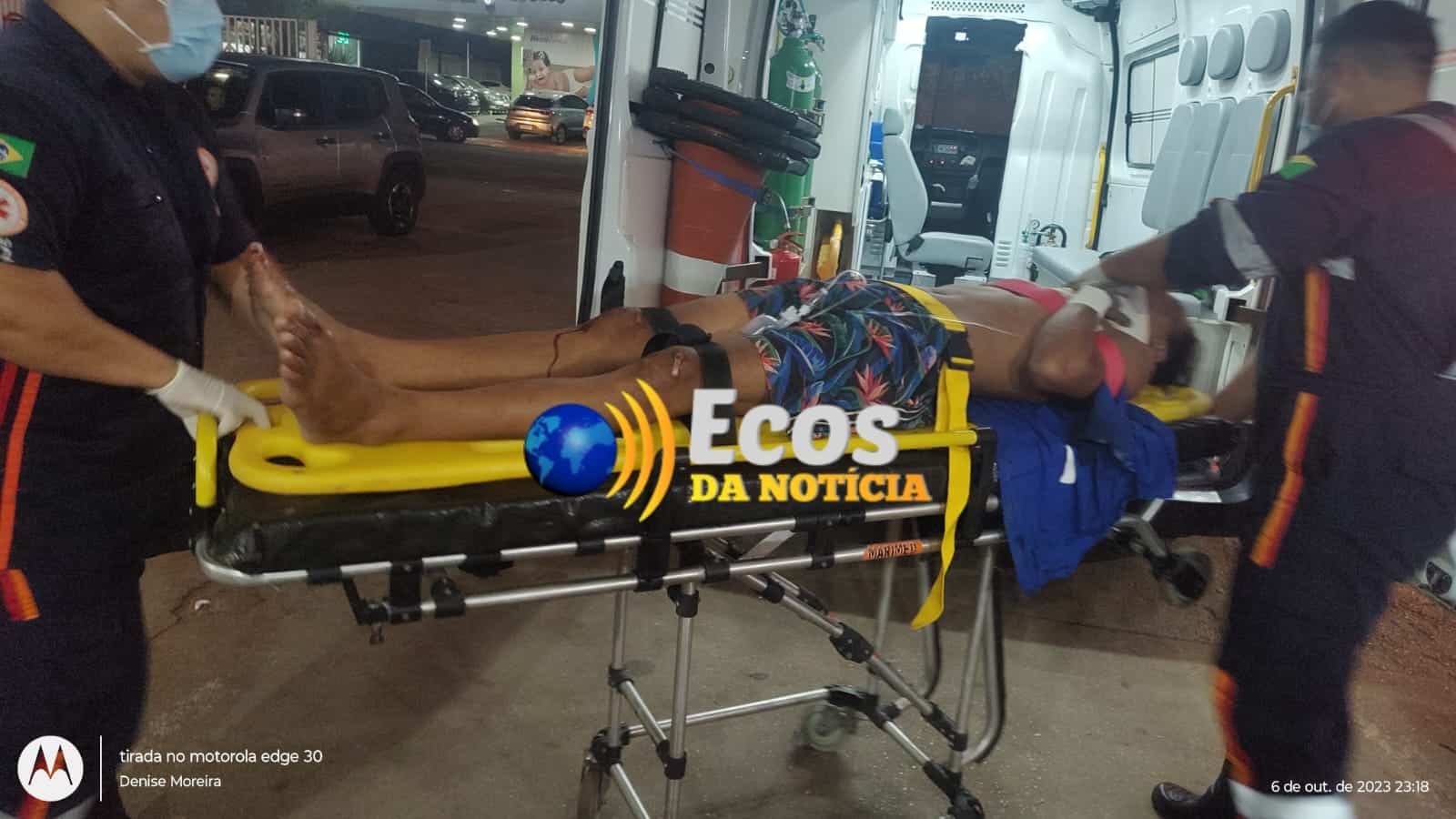 Jovem sem capacete cai de moto e sofre múltiplas escoriações pelo corpo