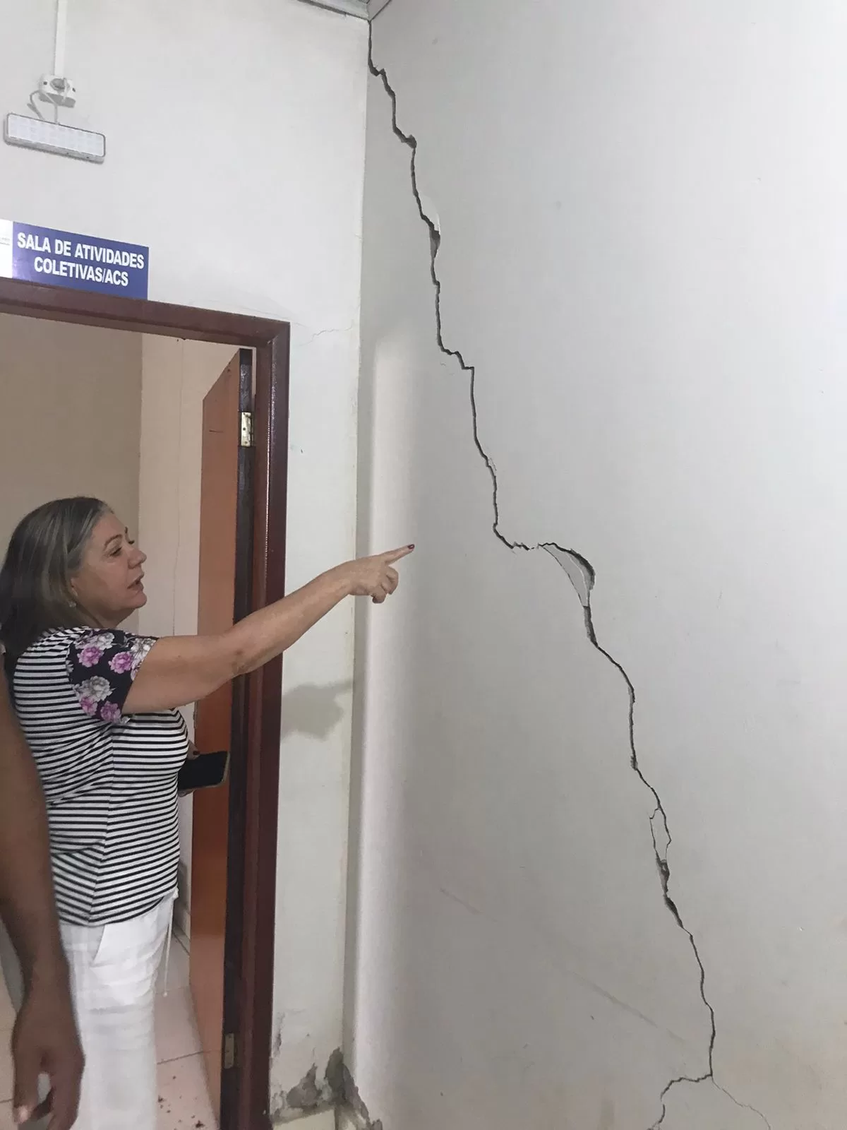 Com marca de balas na parede e falta de estrutura, UBS pode ser interditada no Acre