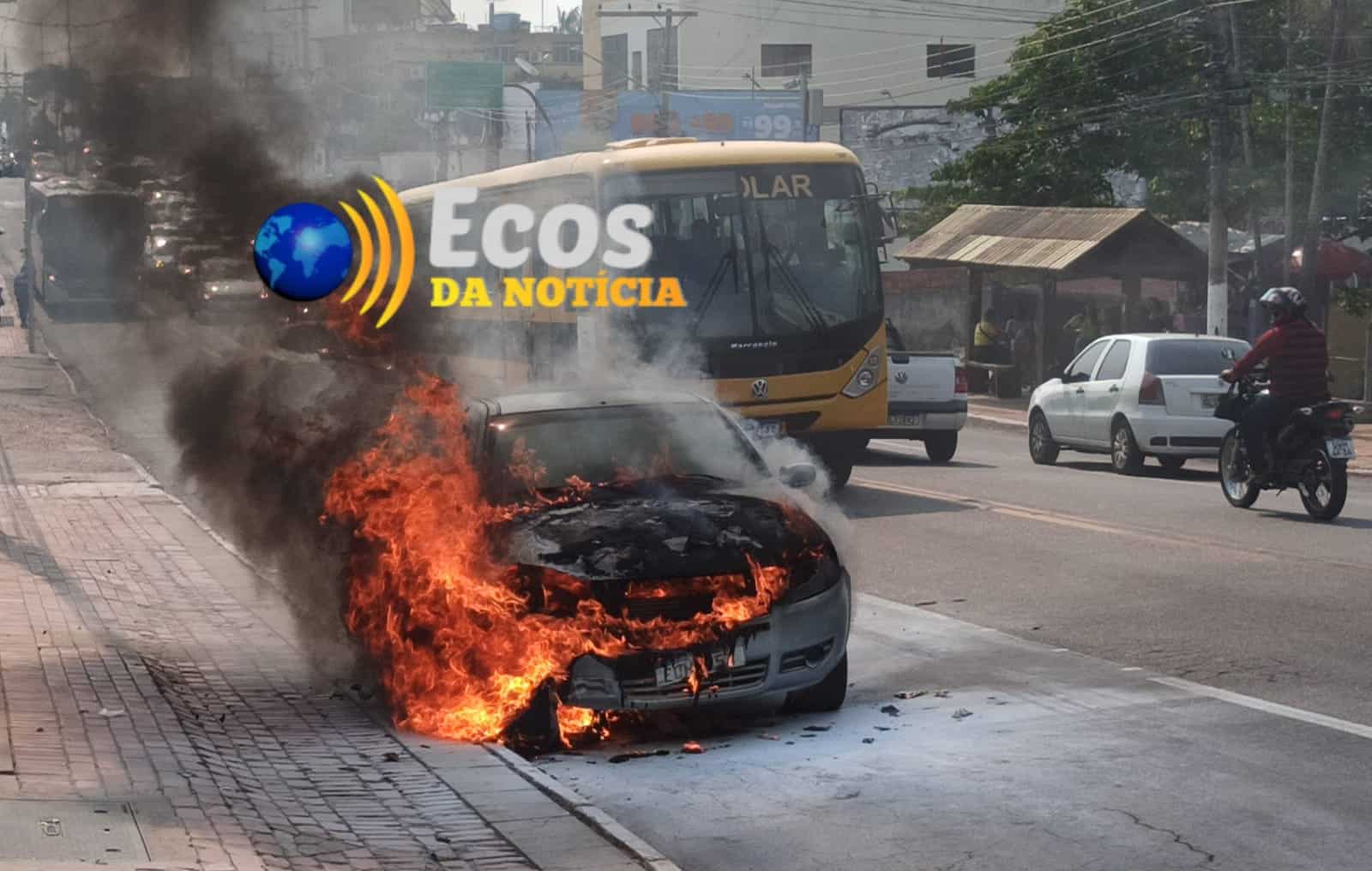 Pane elétrica causa incêndio e destrói parte de veículo na Avenida Ceará na capital