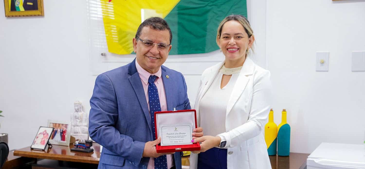 Detran agradece apoio da ALEAC e entrega uma homenagem ao presidente