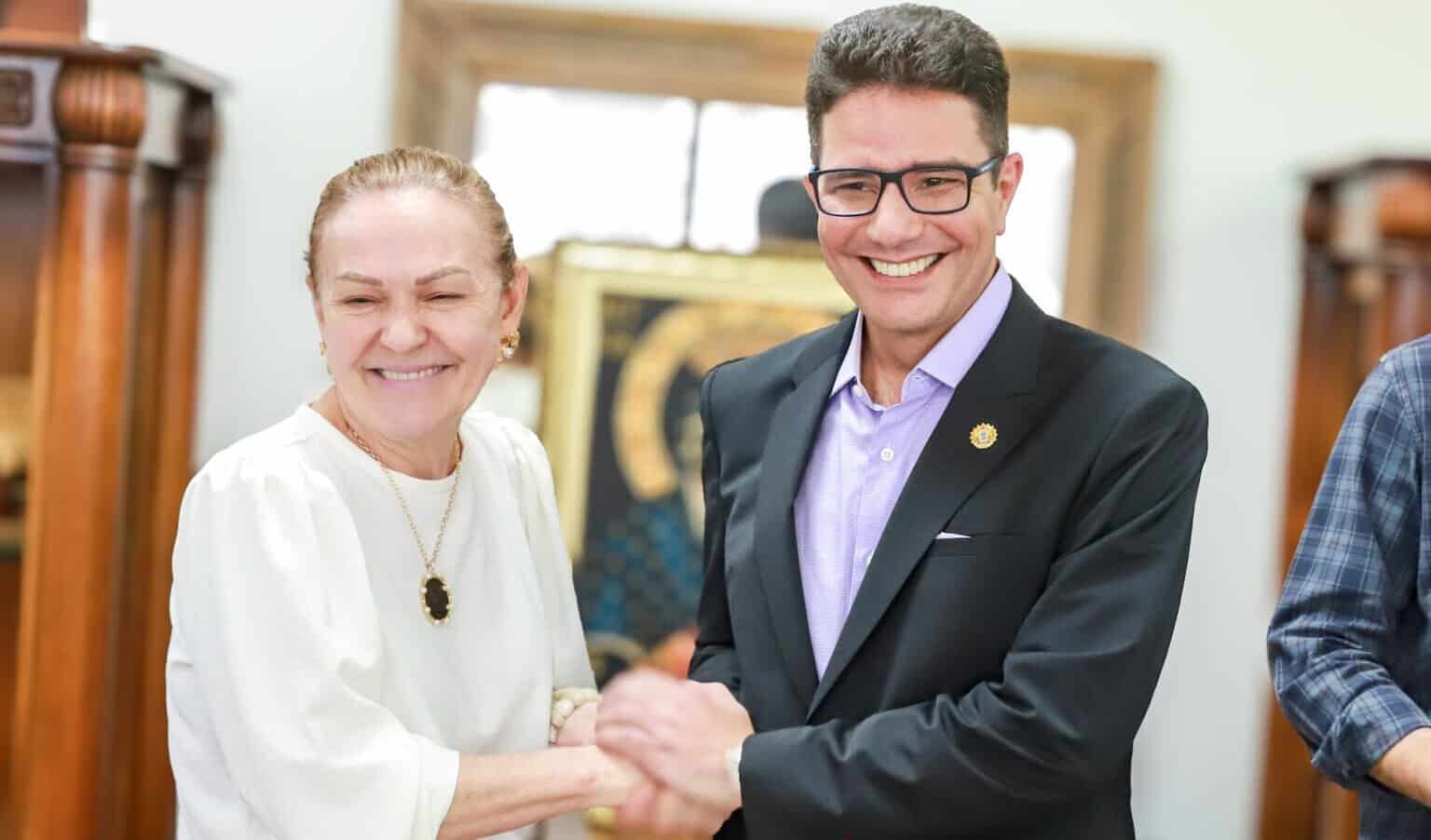 Gladson e presidente do T J assinam ordem de serviço para reforma do Fórum de Xapuri