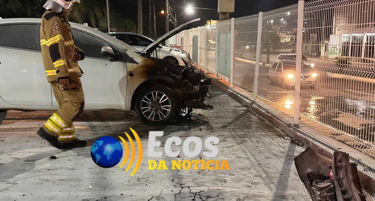Pane elétrica provoca incêndio e deixa carro destruído em estacionamento