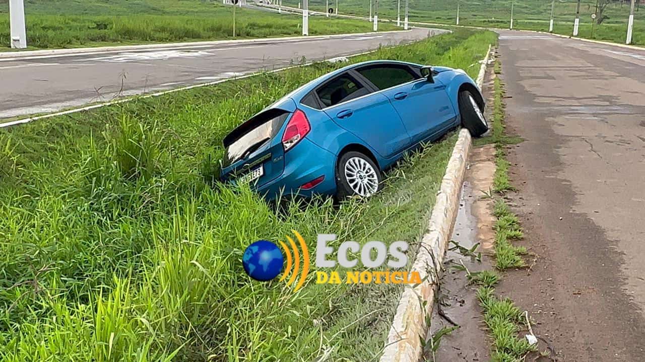 Motorista perde controle de carro após aquaplanagem e cai dentro de valeta