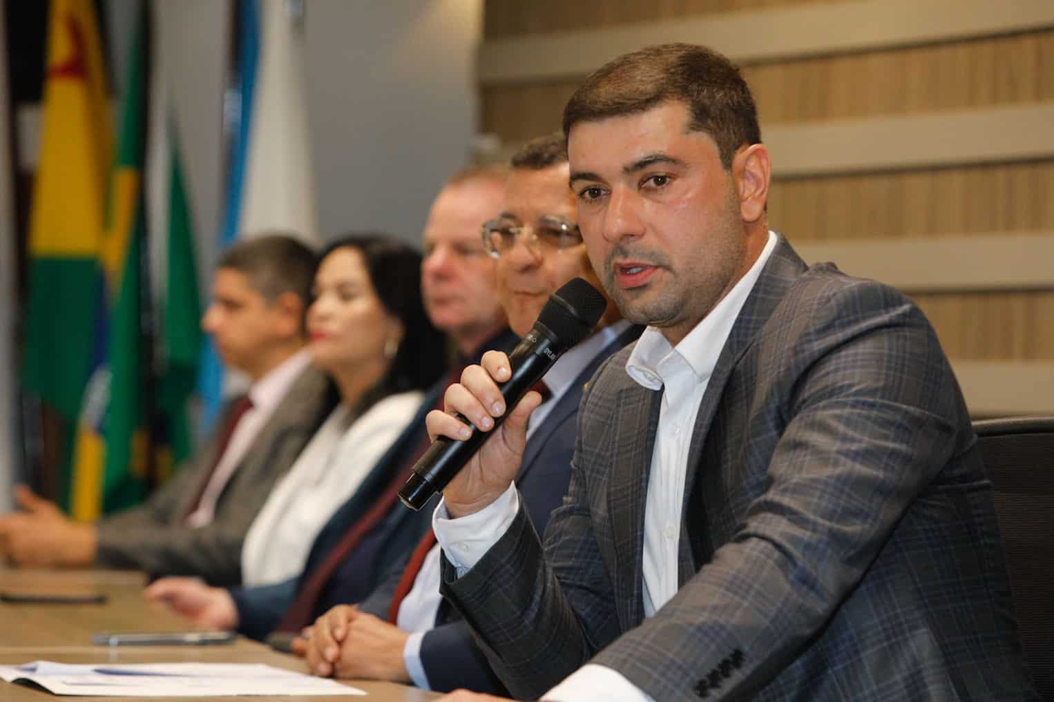 Nicolau Júnior destaca homenagens a pessoas e instituições que apoiaram o desenvolvimento do Juruá