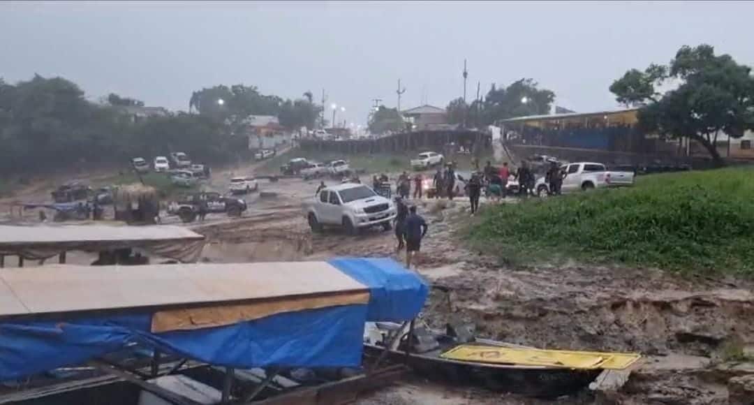 Caminhonete cai dentro do rio na tarde deste domingo (15), após temporal em Fortaleza do Abunã