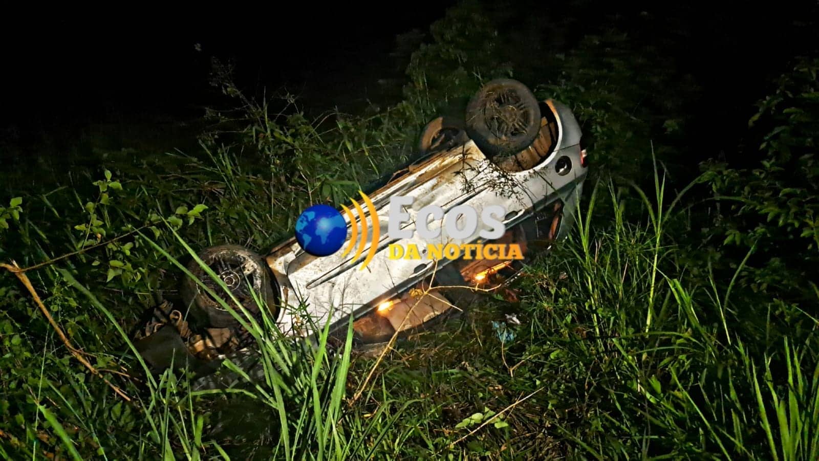 Mulher de 32 anos capota carro, após discussão com o marido