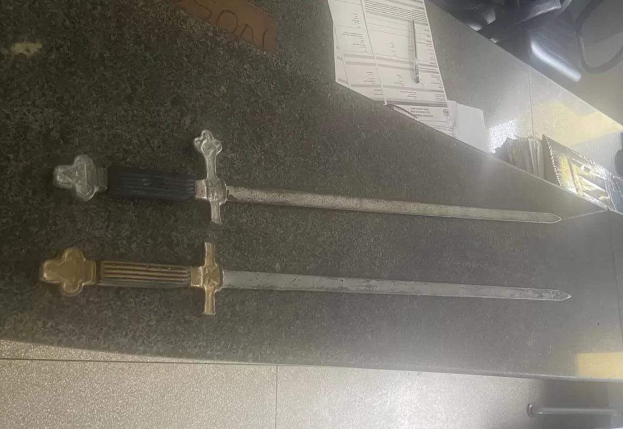 Espadas furtadas de maçonaria são recuperadas pela polícia