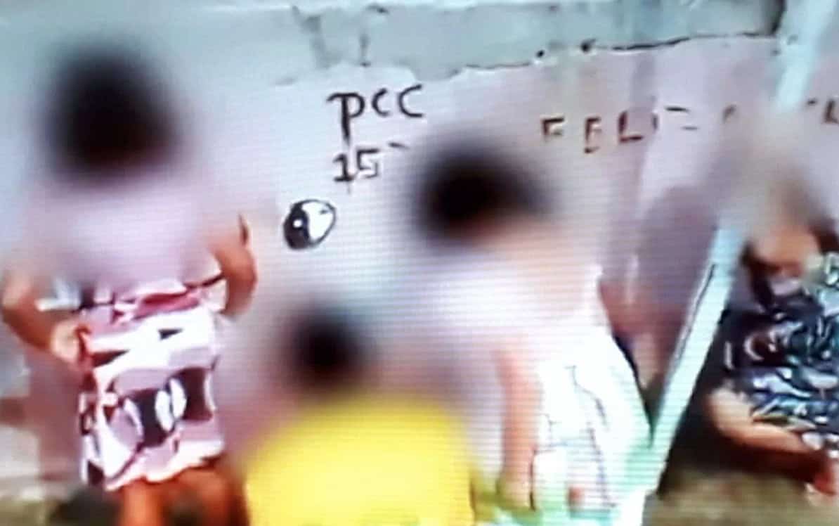 Criminosos obrigam crianças a pichar muro com siglas de facção no bairro Cidade do Povo