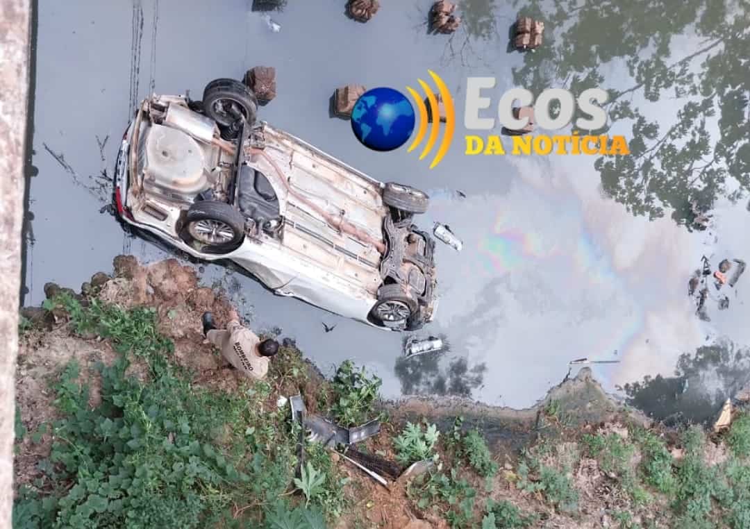 Motorista perde controle do veículo, capota e cai dentro de igarapé em Rio Branco