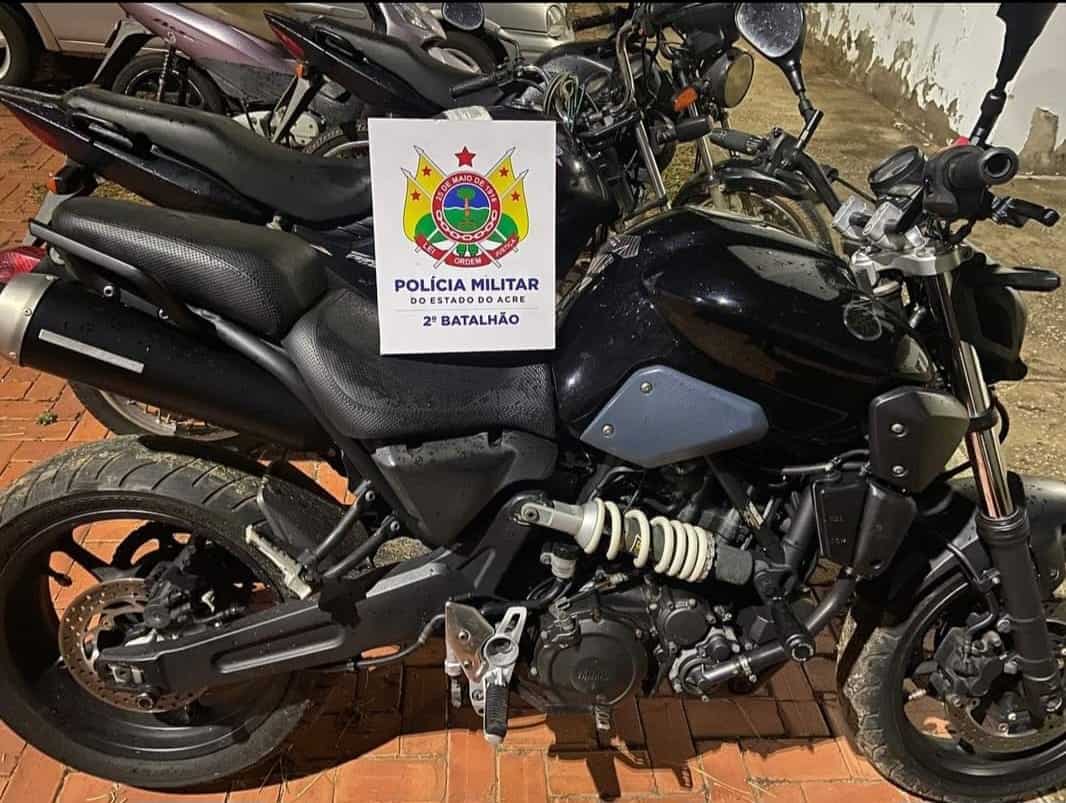 Polícia Militar recupera moto roubada no bairro Santa Inês