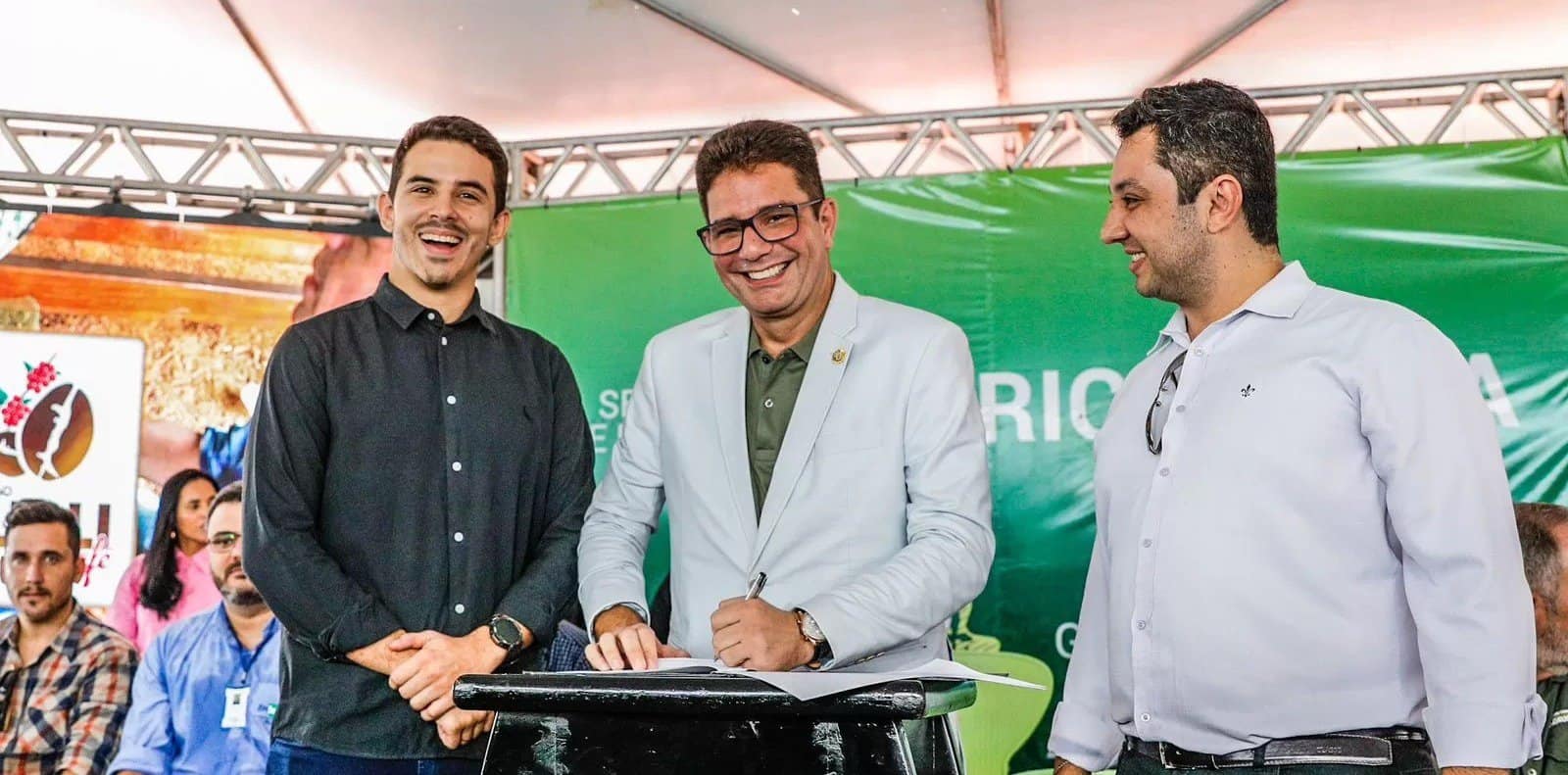 Gladson assina concessão de área para construir a Orla do  bairro 15 em Rio Branco