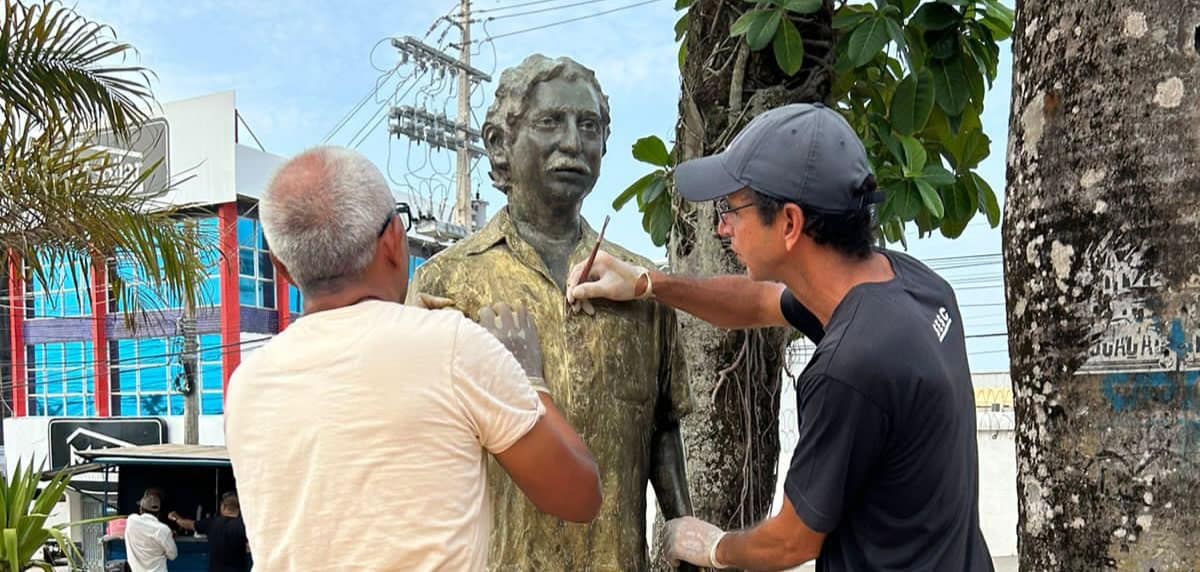 Fundação de Cultura restaura estátua de Chico Mendes  na praça Povos da Floresta